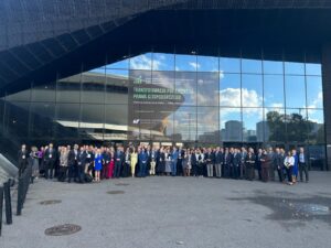 Gromada Uczestników Konferencji na tle budynku