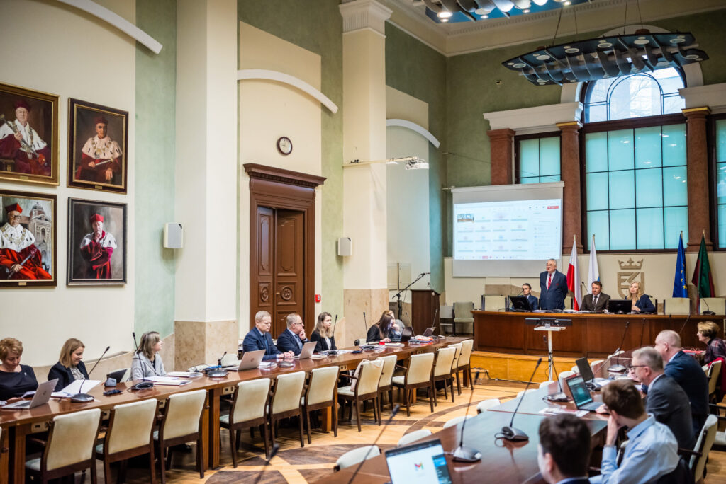 Na zdjęciu widzimy uczestników konferencji w sali senackiej na Uniwersytecie Ekonomicznym w Krakowie