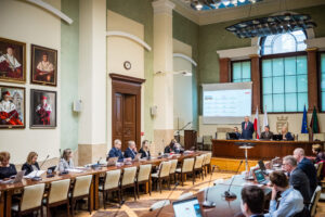 Na zdjęciu widzimy uczestników konferencji w sali senackiej na Uniwersytecie Ekonomicznym w Krakowie