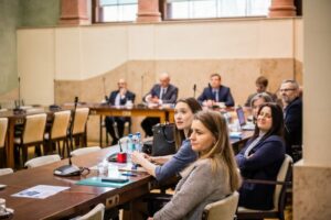 Grupa ludzi siedzących za stołem