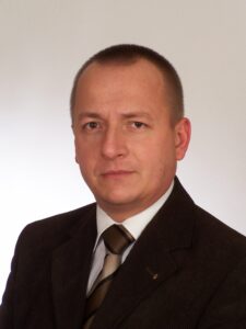 Krótko strzyżony mężczyzna w garniturze, patrzący na wprost