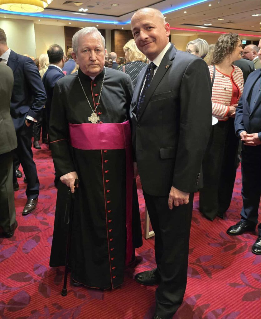 dwaj mężczyźni stoją obok siebie prof. Czubik i ks. Maj