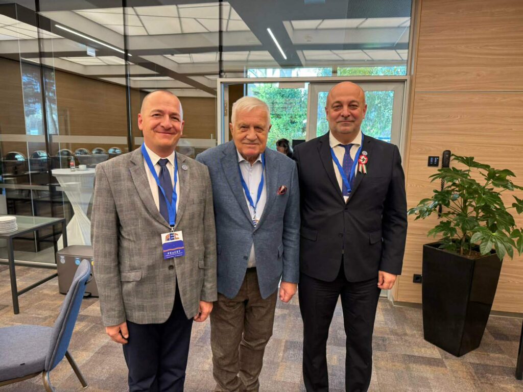 stoją trzej mężczyźni, m.in. prof. Czubik i były Prezydent Czech Vaclav Kalus