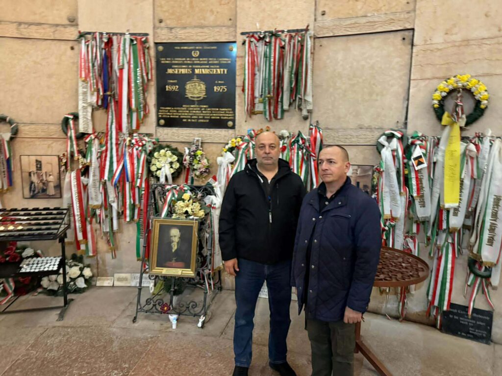 Prof. Czubik stoi przed grobem kard. Mindszentego