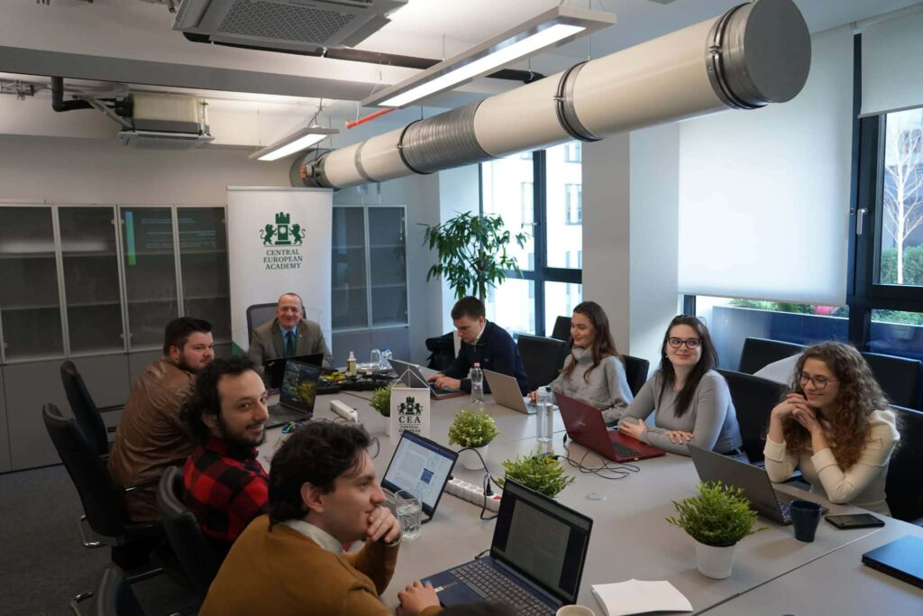 Prof. Czubik prowadzi wykład dla studentów