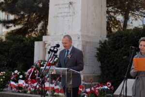 Prof. Czubik wygłasza referat pod pomnikiem katyńskim