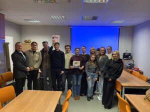 grupa osób stoi w sali wykładowej