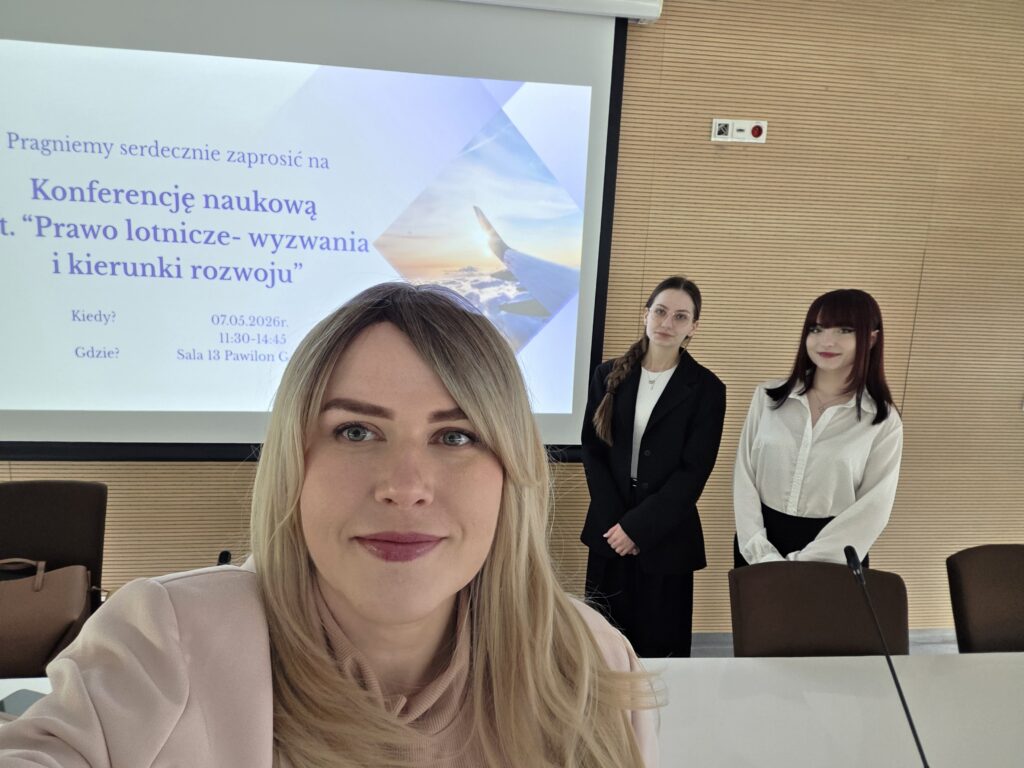 dr Ledwoń na tle ekranu ze slajdem konferencji