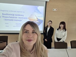 dr Ledwoń na tle ekranu ze slajdem konferencji