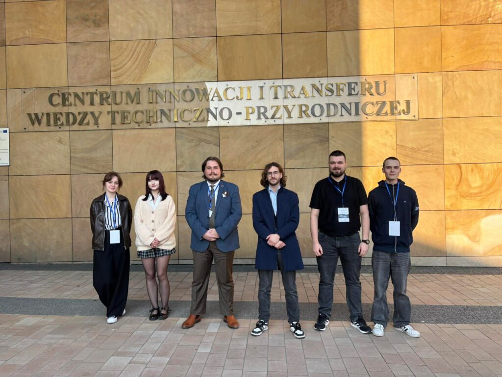 kilkoro studentów stoi przed centrum innowacji i transformacji wiedzy 