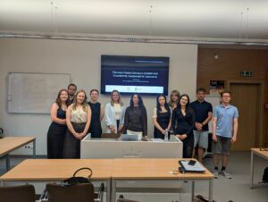 Studenci w sali lekcyjnej wraz z prelegentką