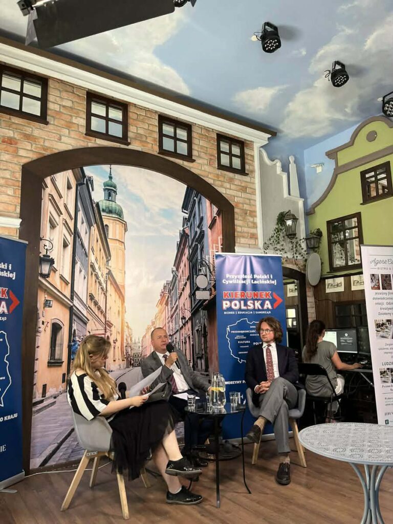 trzy osoby siedzą i rozmawiają