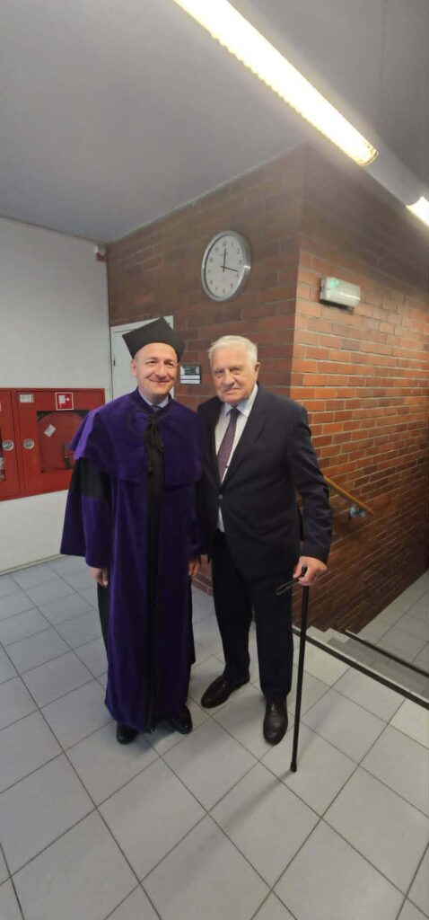 Prof. Czubik stoi z b. Prezydentem Klausem