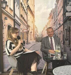 dwie osoby siedzą i rozmawiają