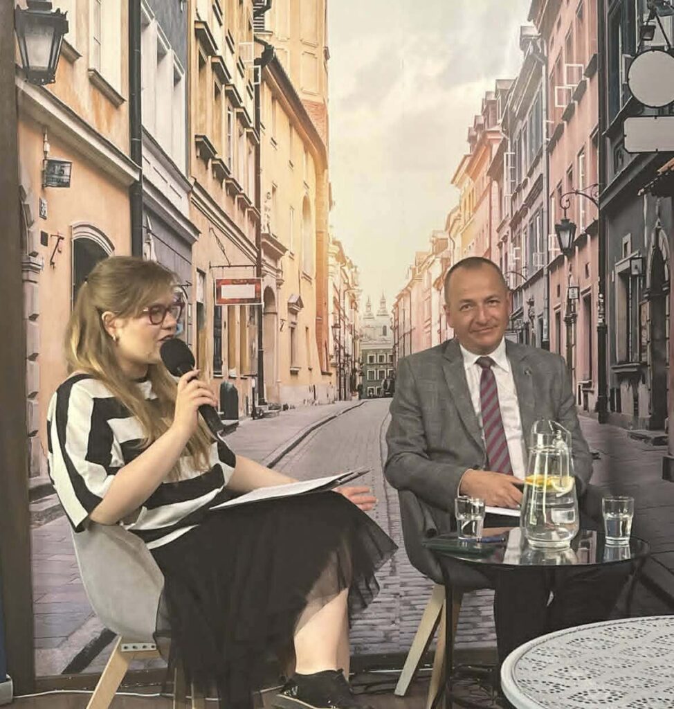 dwie osoby siedzą i rozmawiają