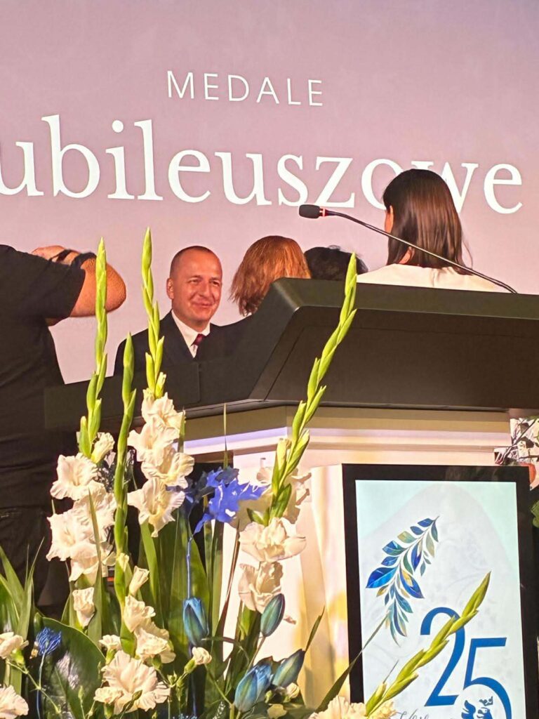 kilka osób wręcza medal prof. Czubikowi