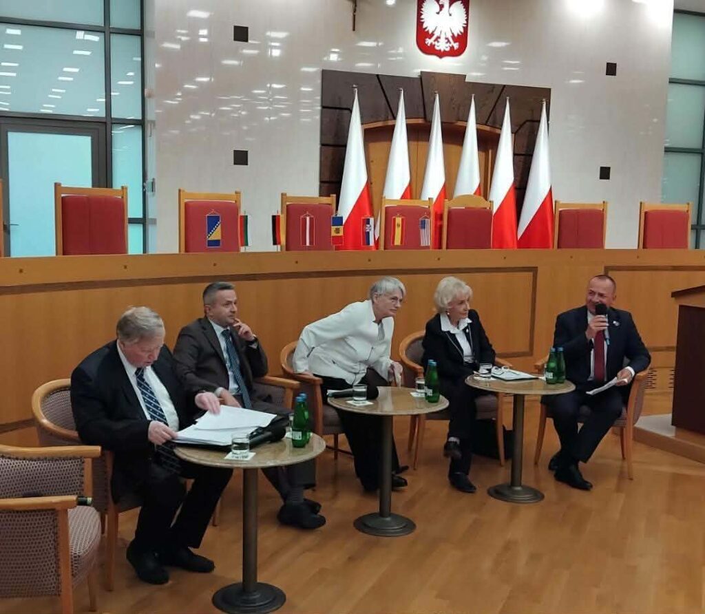 grupa osób siedzi i dyskutuje 