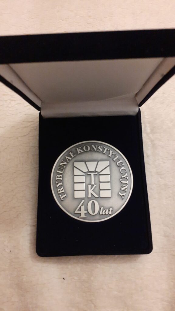 medal srebrny z napisem 40 lat Trybunał Konstytucyjny 