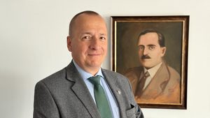 mężczyzna obok portretu