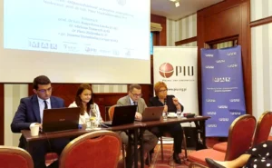 Cztery osoby siedzące za stołem