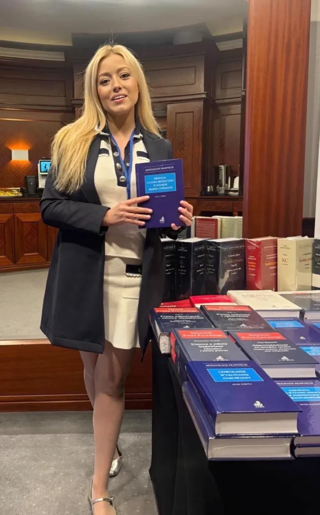 Kobieta z długimi włosami z książką w rękach