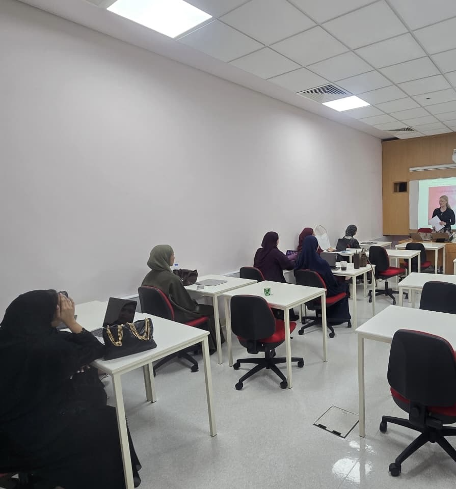 studentki w tradycyjnychm arabskich hidżabach przy bialych ławkach