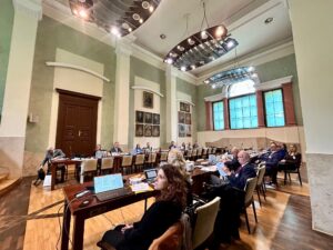 sala konferencyjna, uczestnicy konferencji, osoby z otwartymi laptopami