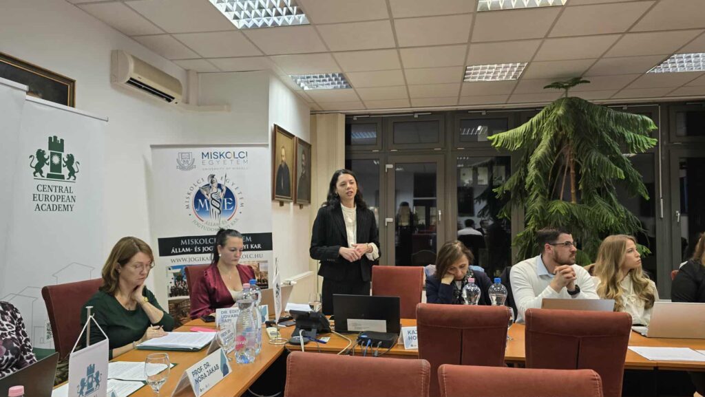 Kobieta w sali prezentujaca