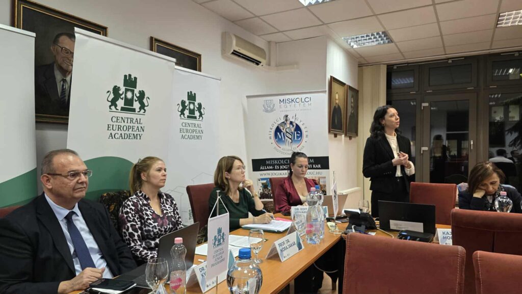 Kobieta w sali prezentujaca