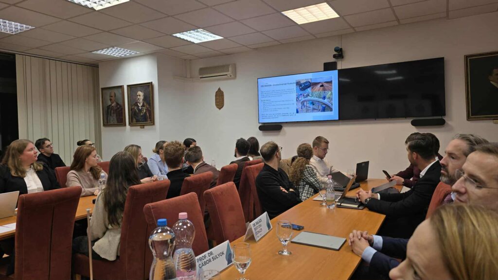 Ludzie w sali na prezentacji