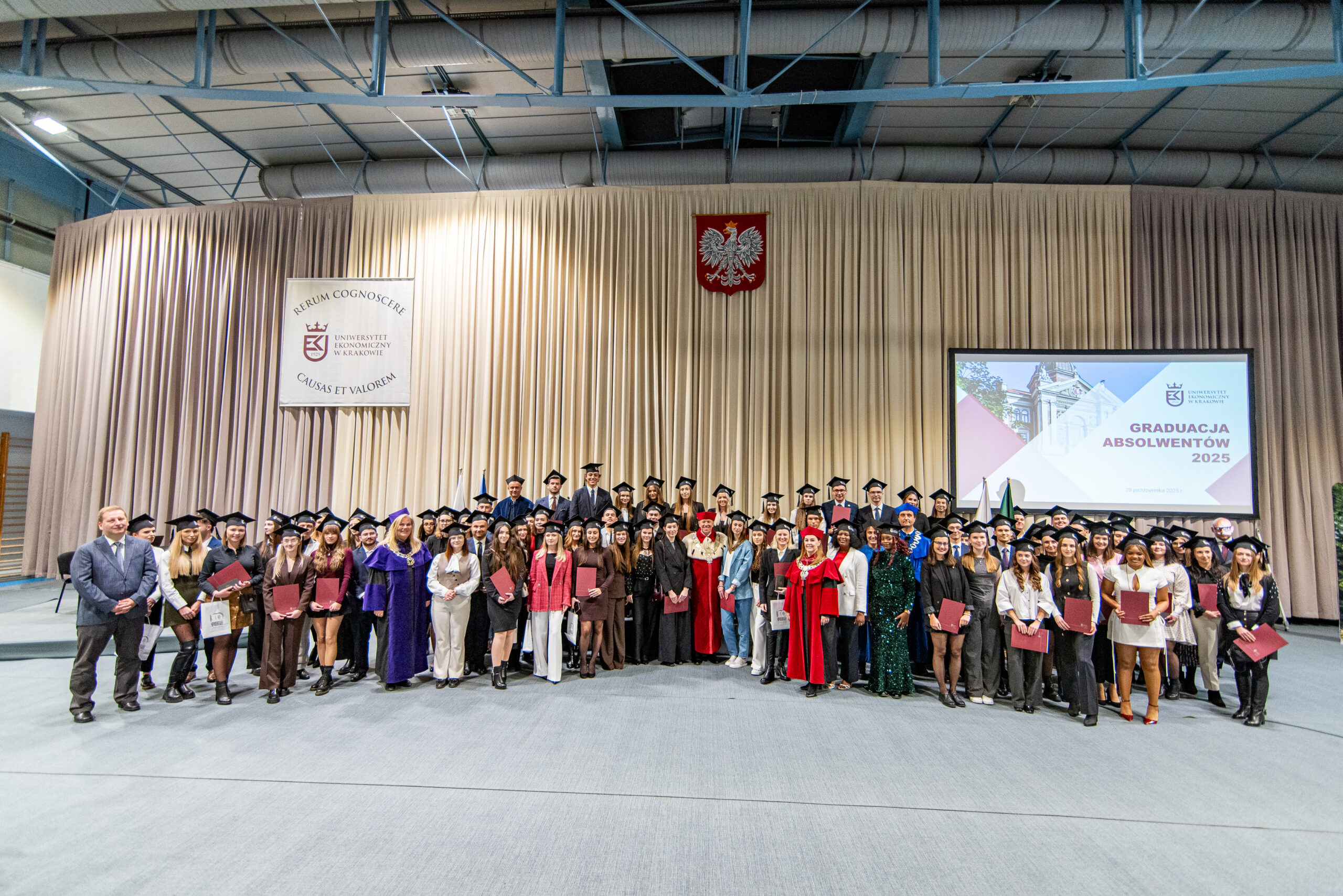 grupa ludzi na scenie