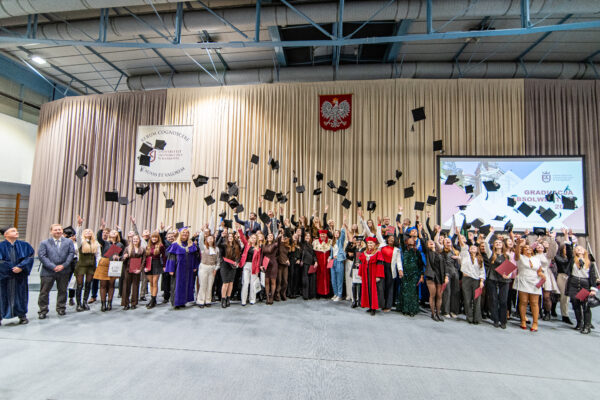 grupa ludzi rzucajacych birety