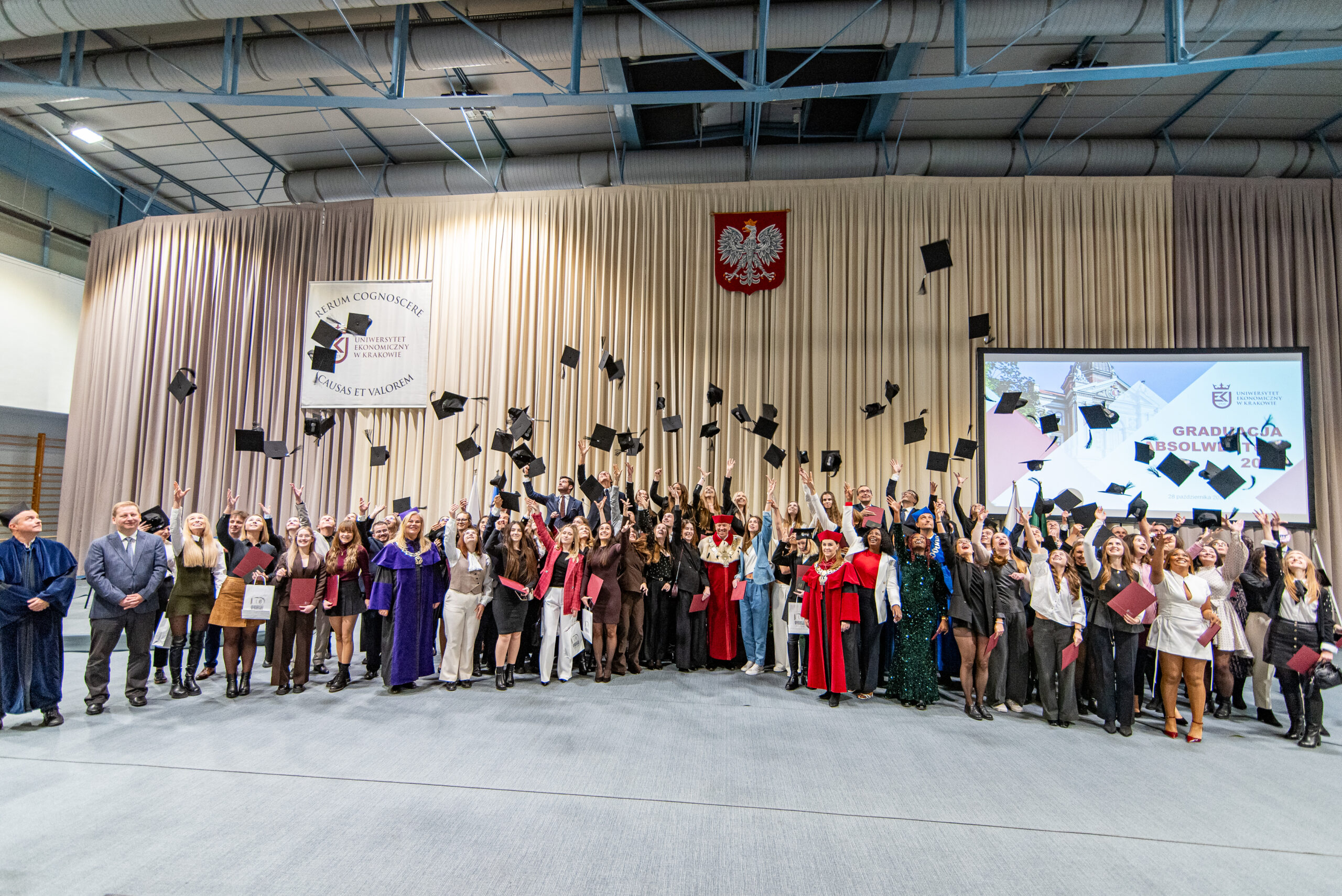 grupa ludzi rzucajacych birety